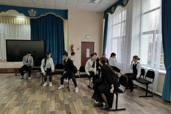 Бүгін ақпараттық-түсіндіру тобының мүшелері Ғаббас Жұмабаев атындағы гимназияда «Жастарды қалаусыз онлайн қызметке алудан қалай қорғауға болады» тақырыбында оқушылармен кездесу өткізді.